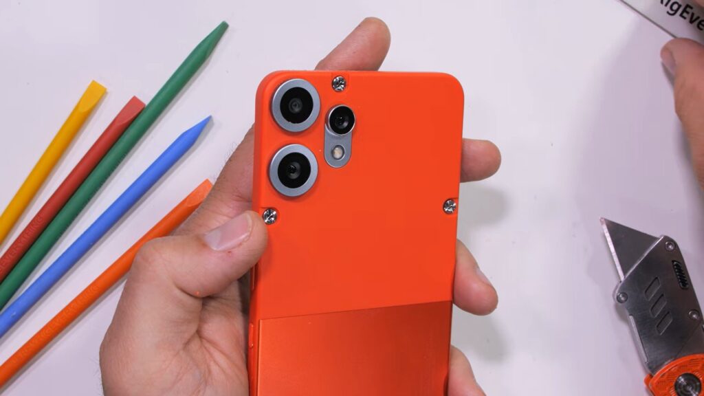 CMF Phone 2 Pro mostra resistência e se parafusos são falsos em teste de durabilidade e desmanche