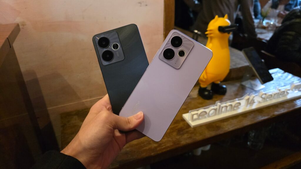 Realme 14T 5G chega ao Brasil com chip MediaTek, certificação IP69 e grande bateria